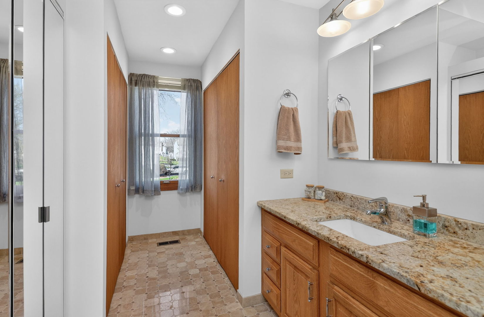 2340 Appleby Drive, Wheaton, IL 60189