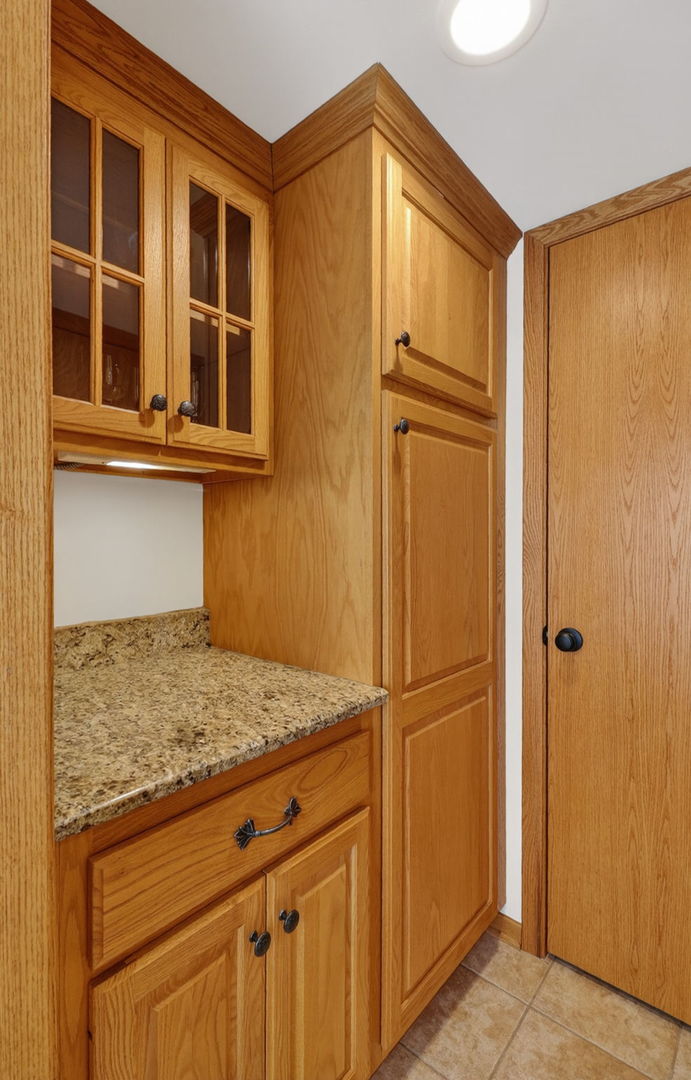 2340 Appleby Drive, Wheaton, IL 60189