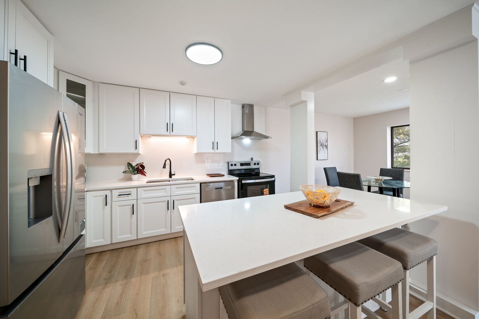 10 Trafalgar Square #403, Lincolnshire, IL 60069