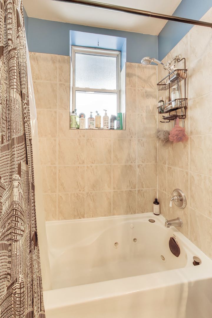 6813 N Lakewood Avenue #3W, Chicago, IL 60626