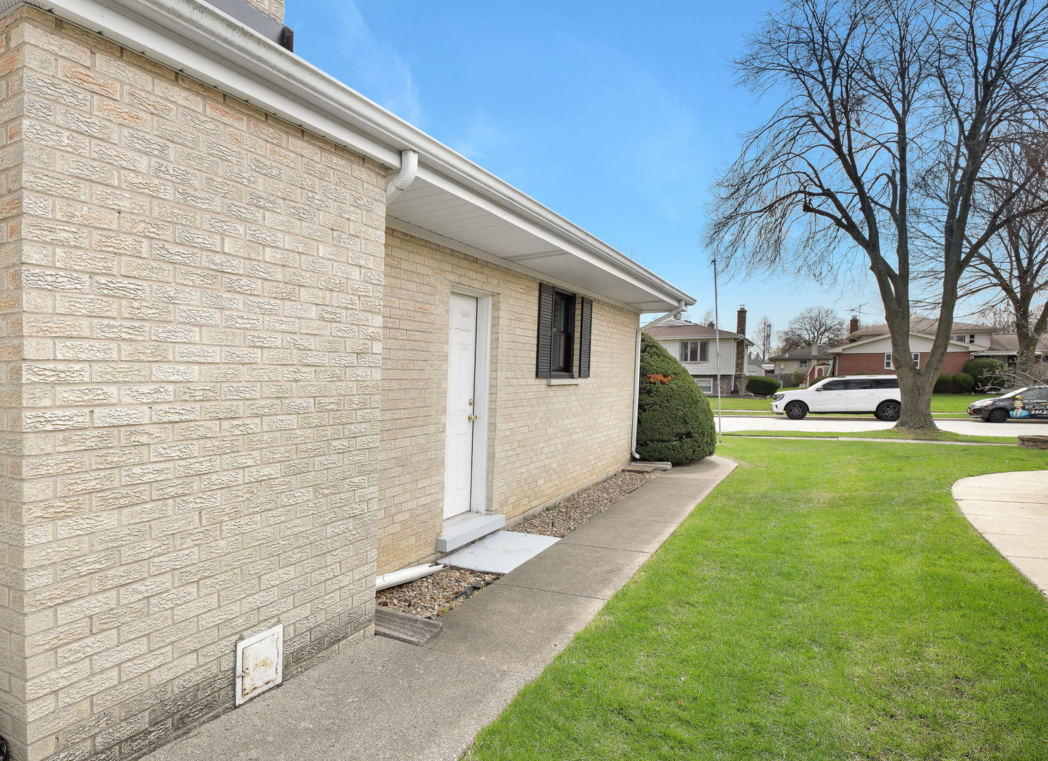 1008 W Ash Drive, Mount Prospect, IL 60056
