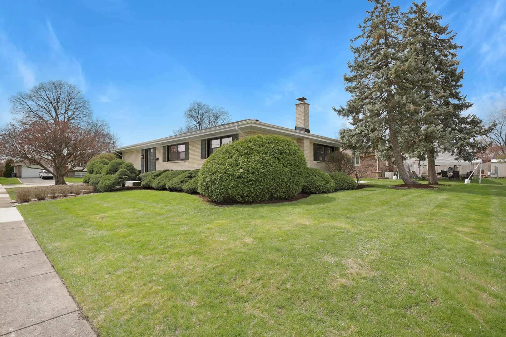1008 W Ash Drive, Mount Prospect, IL 60056