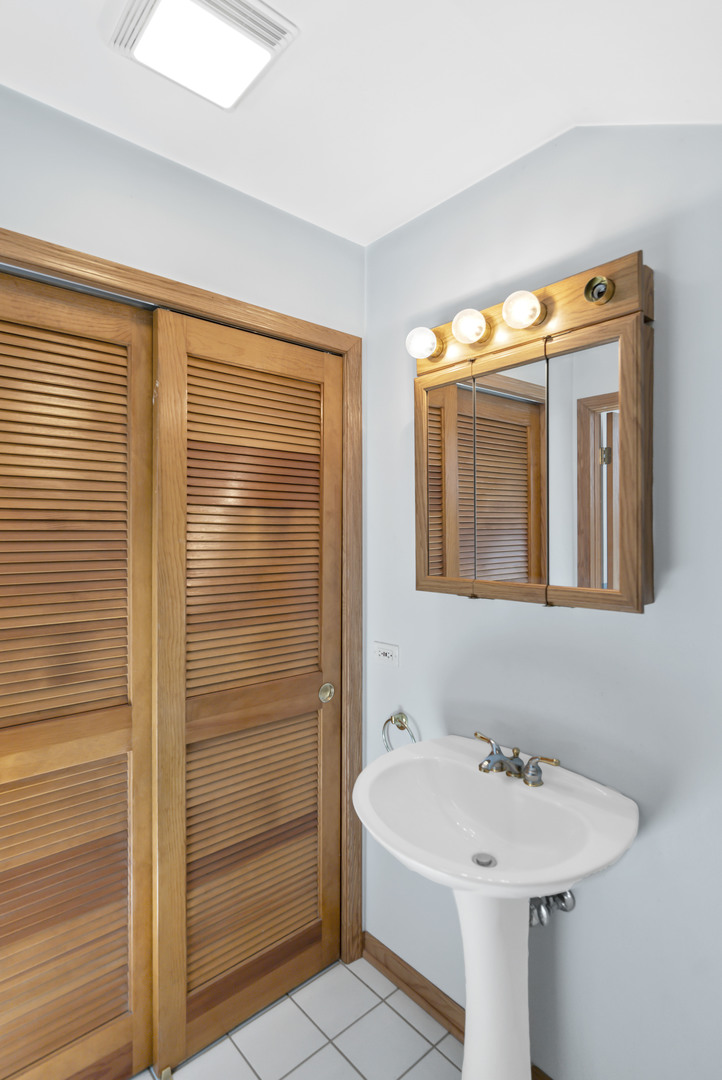 144 Canterbury Court, Bloomingdale, IL 60108