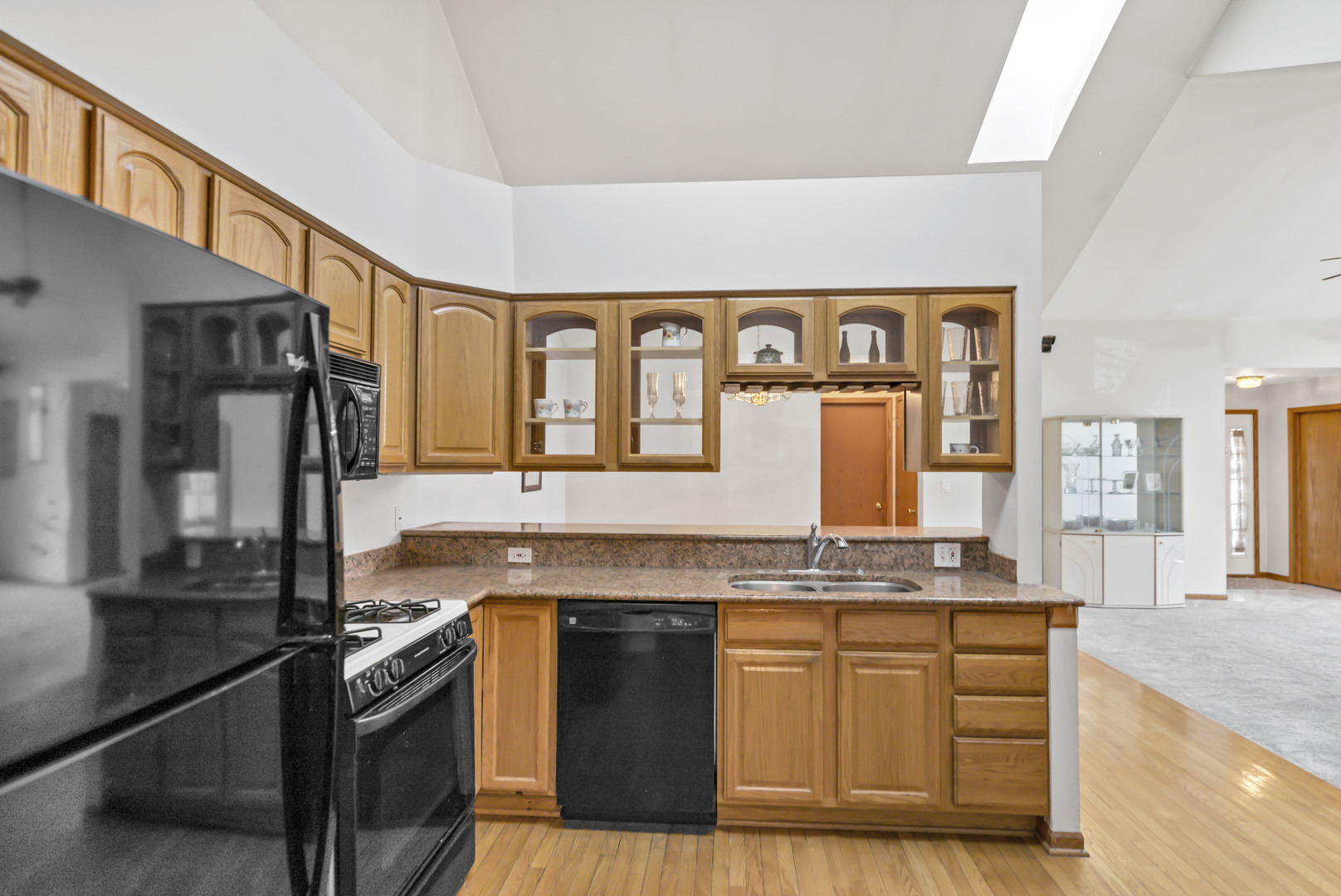 144 Canterbury Court, Bloomingdale, IL 60108