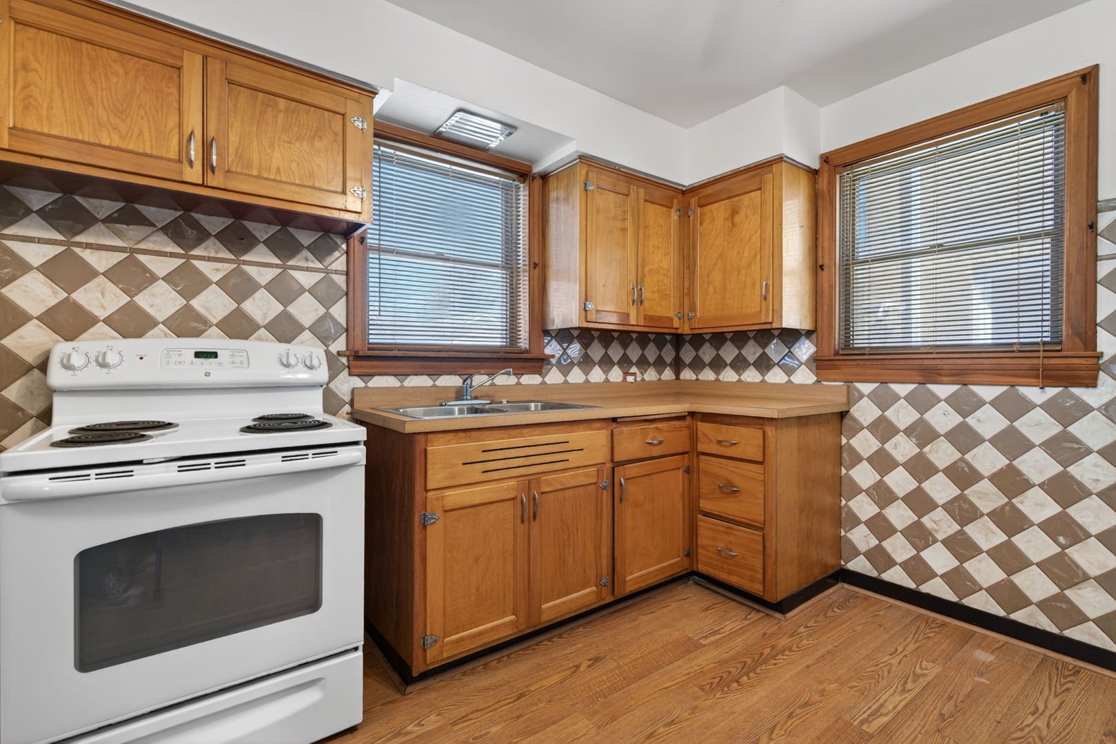 9020 W Forestview Drive, North Riverside, IL 60546