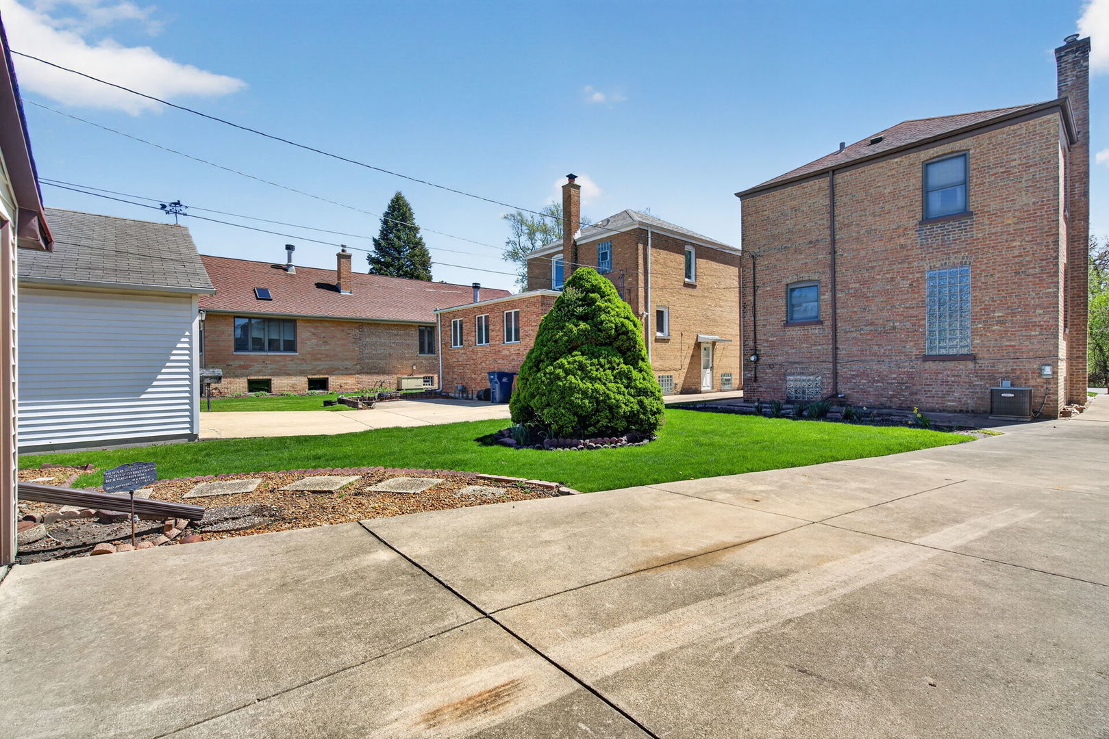 9020 W Forestview Drive, North Riverside, IL 60546