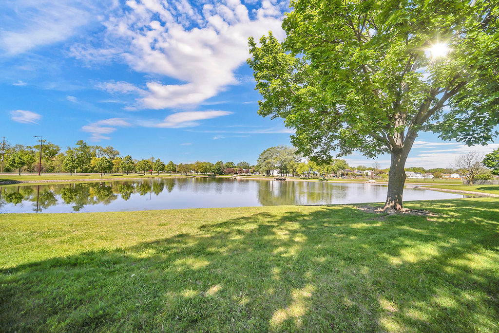 1100 LOCKWOOD Drive, Buffalo Grove, IL 60089