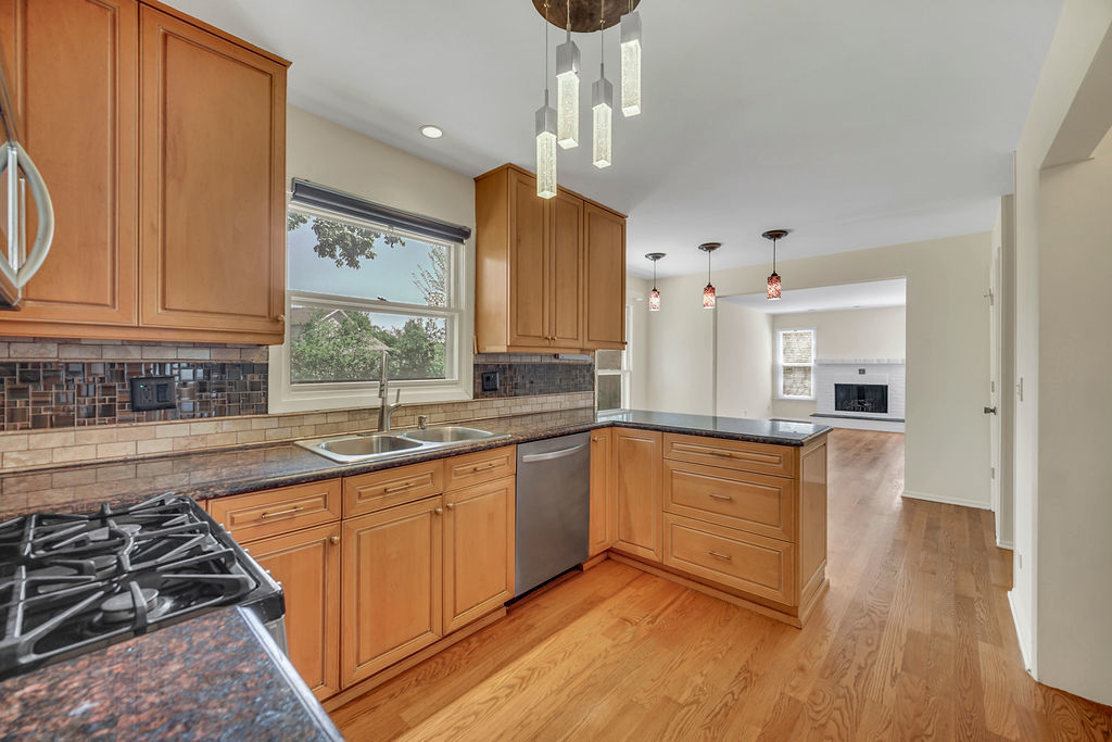 1100 LOCKWOOD Drive, Buffalo Grove, IL 60089