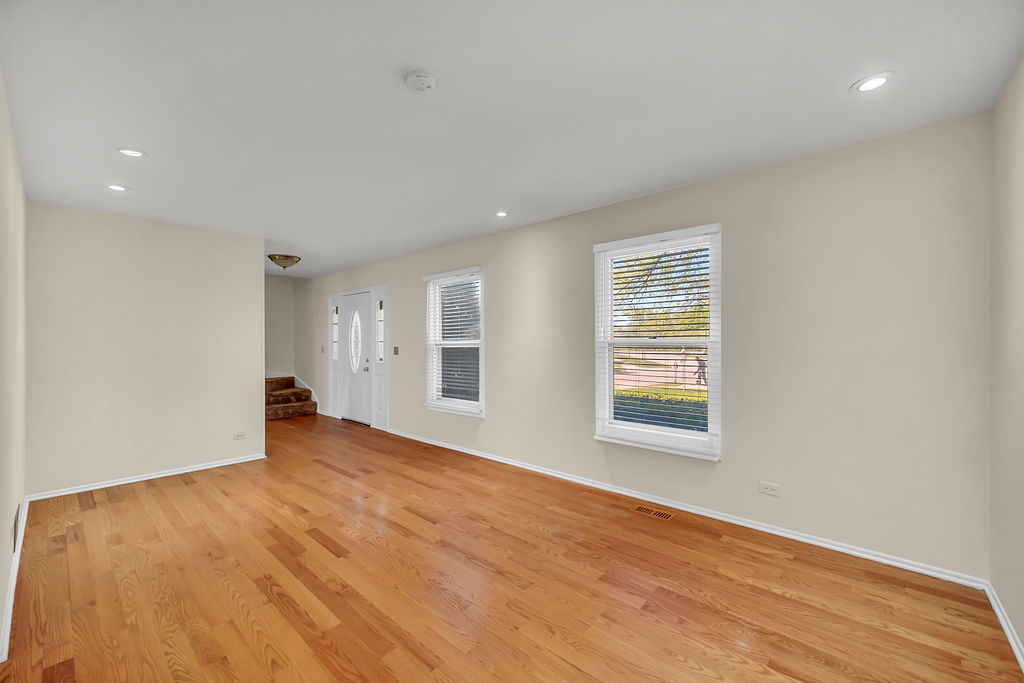 1100 LOCKWOOD Drive, Buffalo Grove, IL 60089