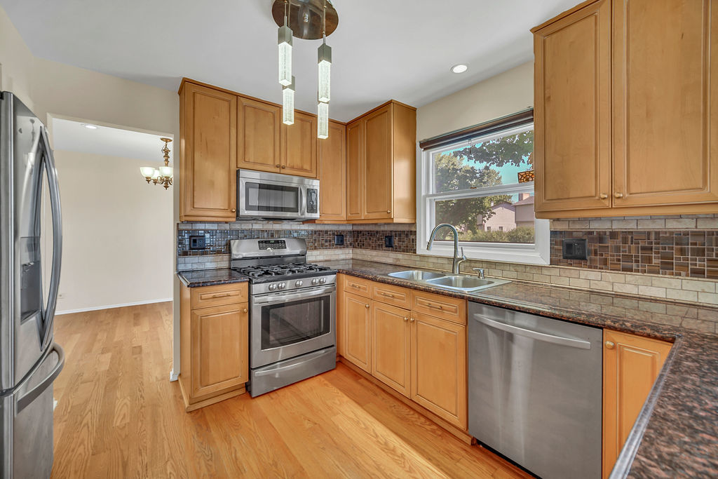 1100 LOCKWOOD Drive, Buffalo Grove, IL 60089