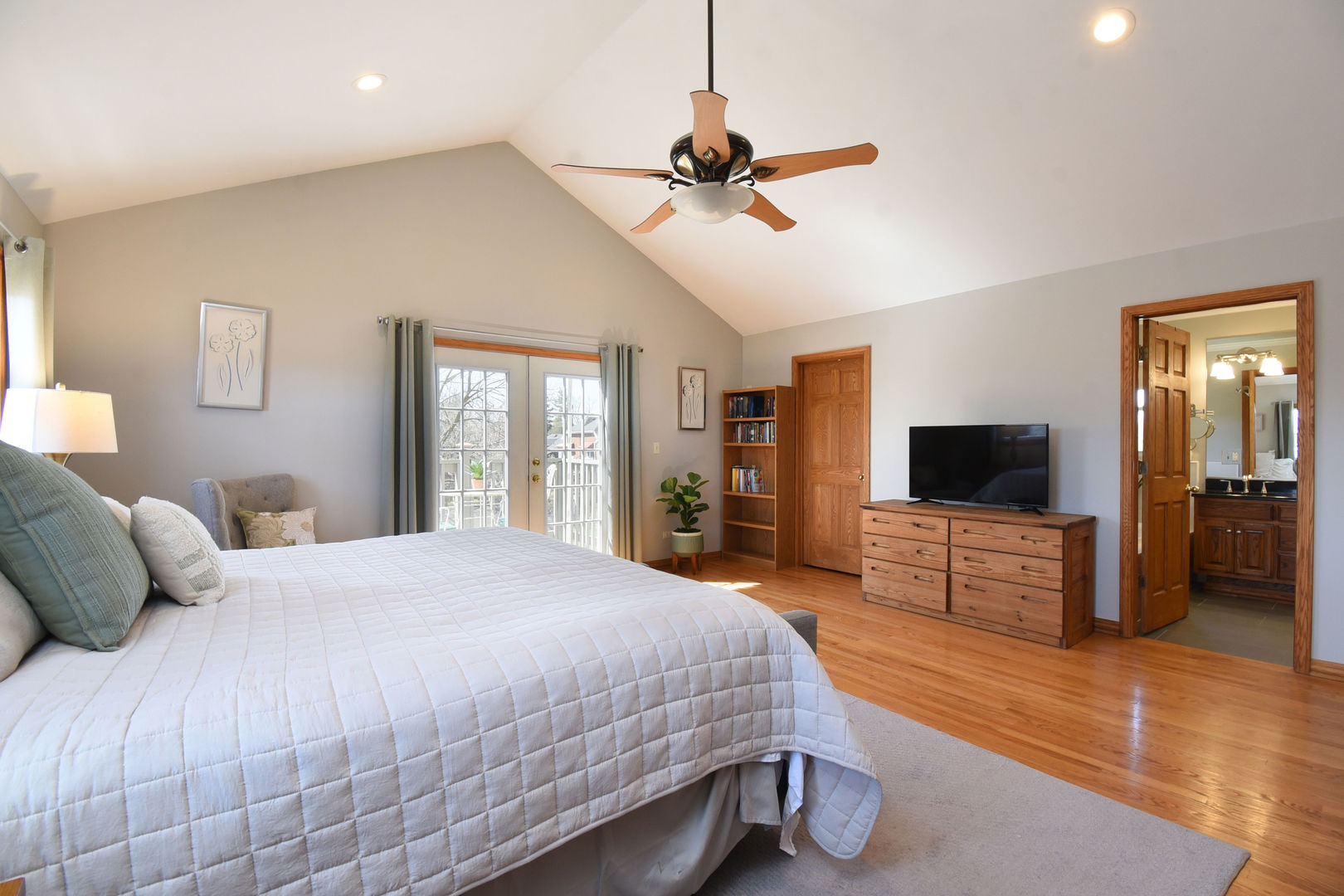 349 Blackhawk Road, Riverside, IL 60546