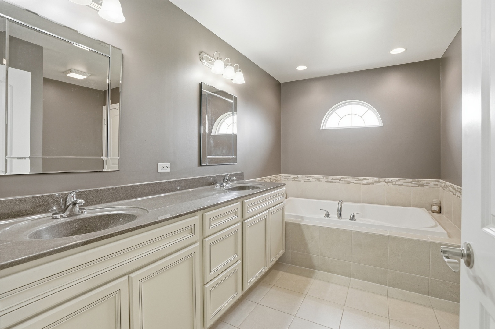 2247 S Robin Lane, Lynwood, IL 60411