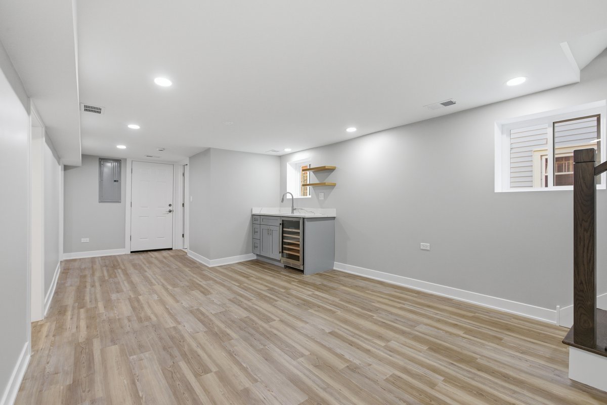 5020 W Fletcher Street, Chicago, IL 60641