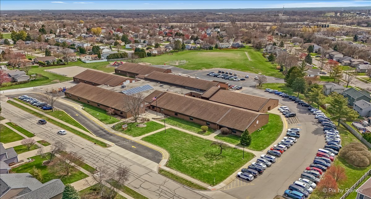 4917 W Glenbrook Trail, McHenry, IL 60050