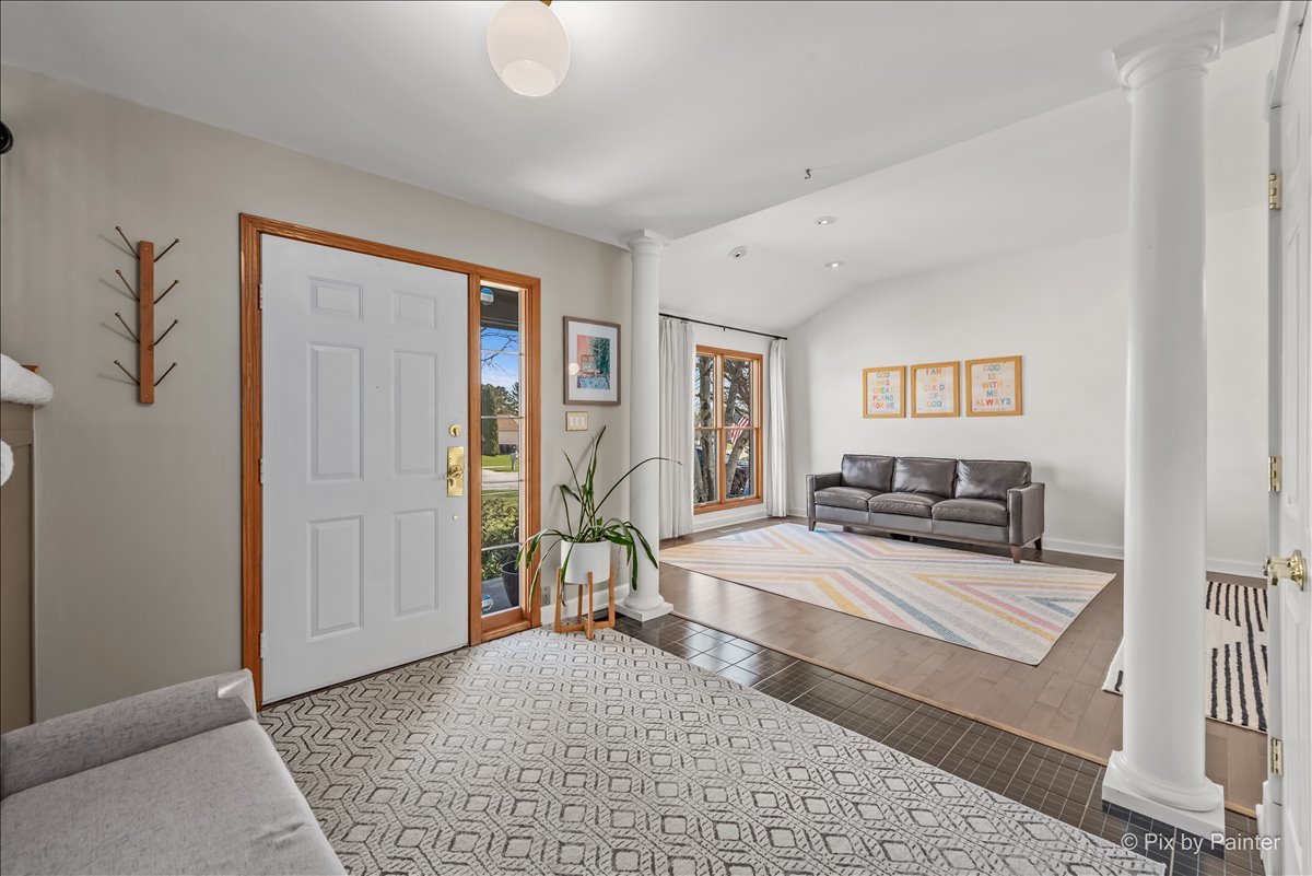 4917 W Glenbrook Trail, McHenry, IL 60050