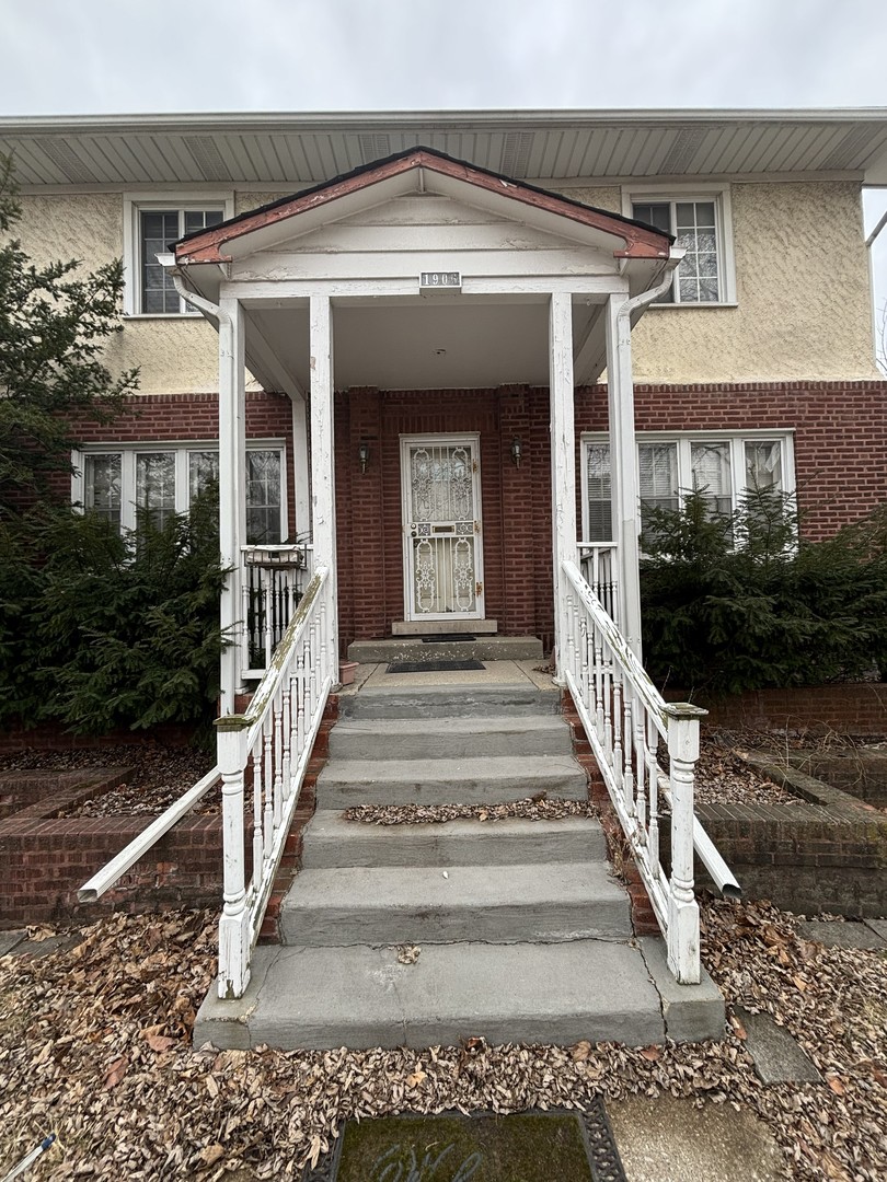 1906 S 7th Avenue, Maywood, IL 60153