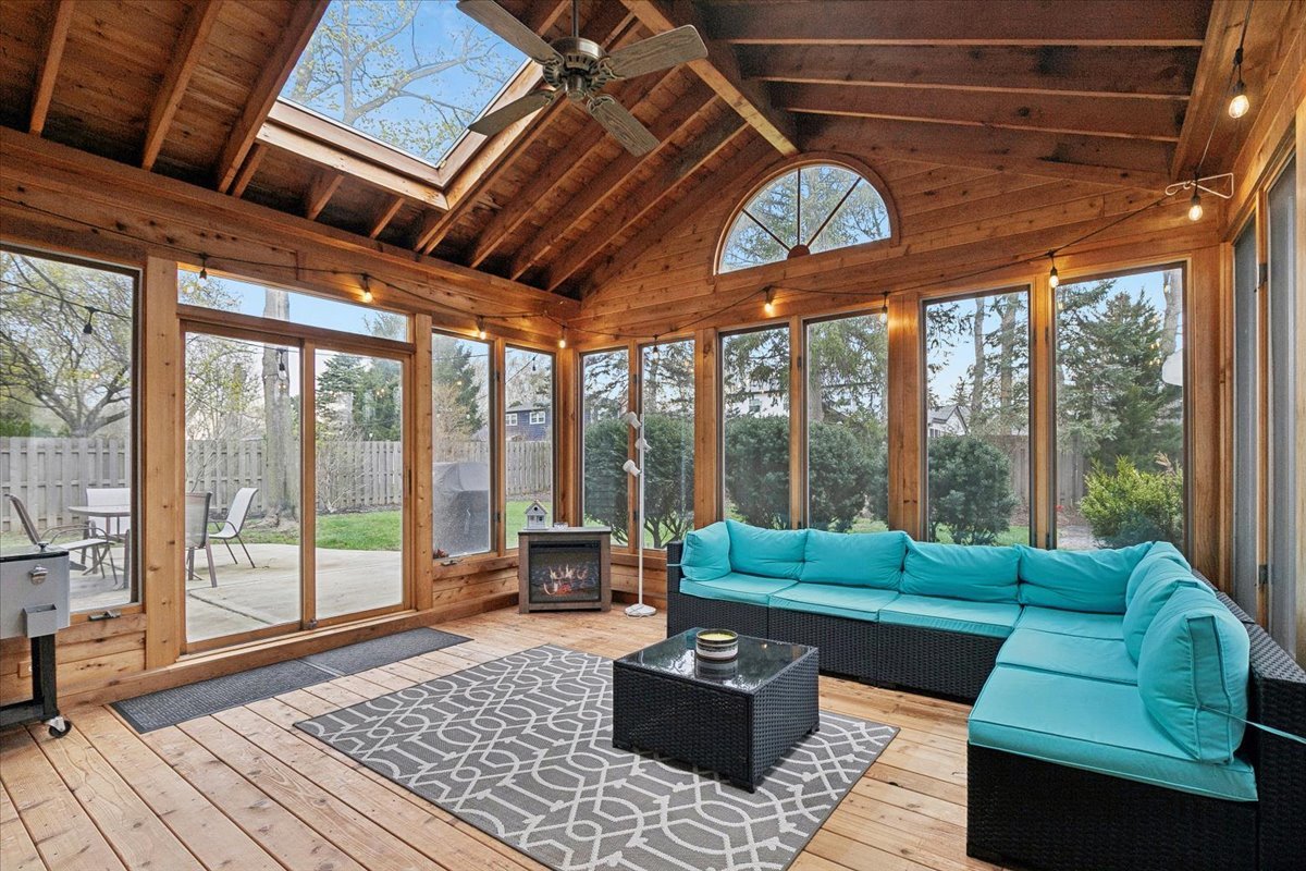 1018 Shari Lane, Libertyville, IL 60048