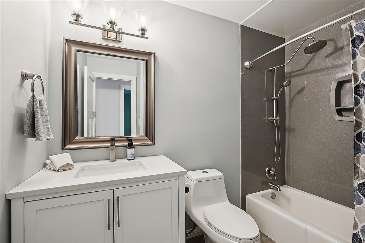 1018 Shari Lane, Libertyville, IL 60048