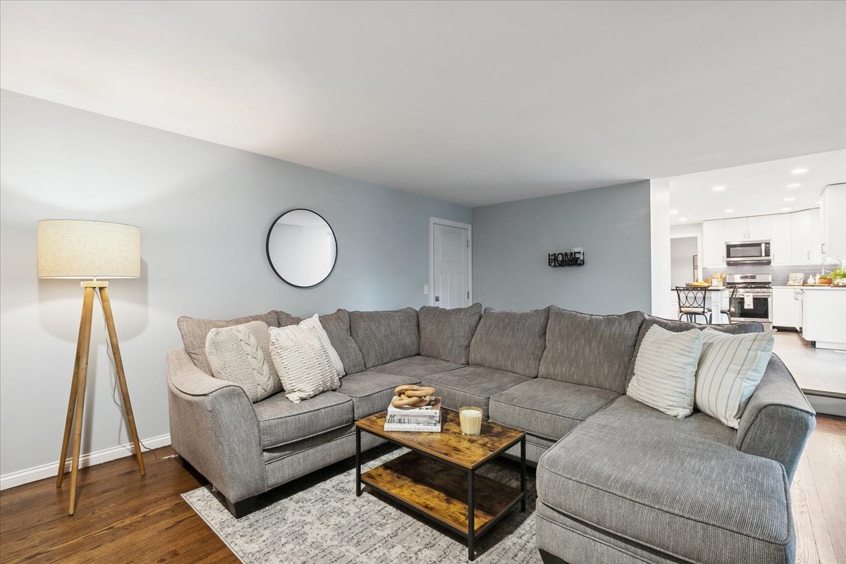 1018 Shari Lane, Libertyville, IL 60048