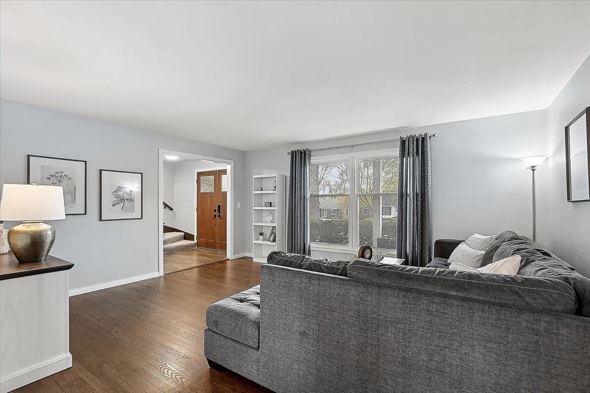 1018 Shari Lane, Libertyville, IL 60048