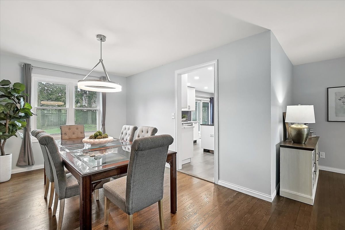 1018 Shari Lane, Libertyville, IL 60048