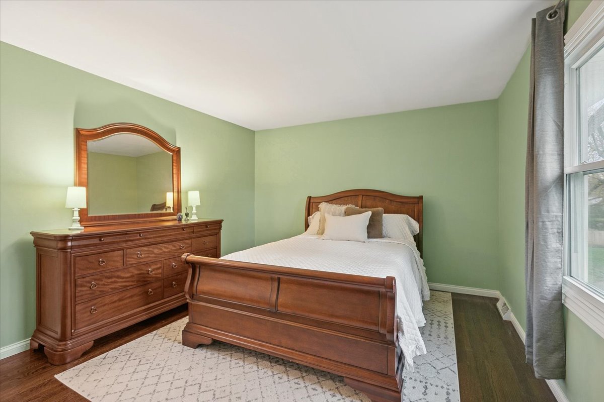 1018 Shari Lane, Libertyville, IL 60048