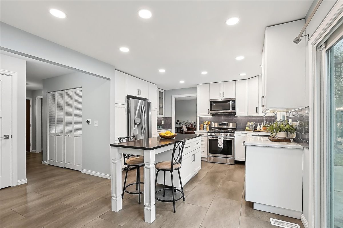 1018 Shari Lane, Libertyville, IL 60048