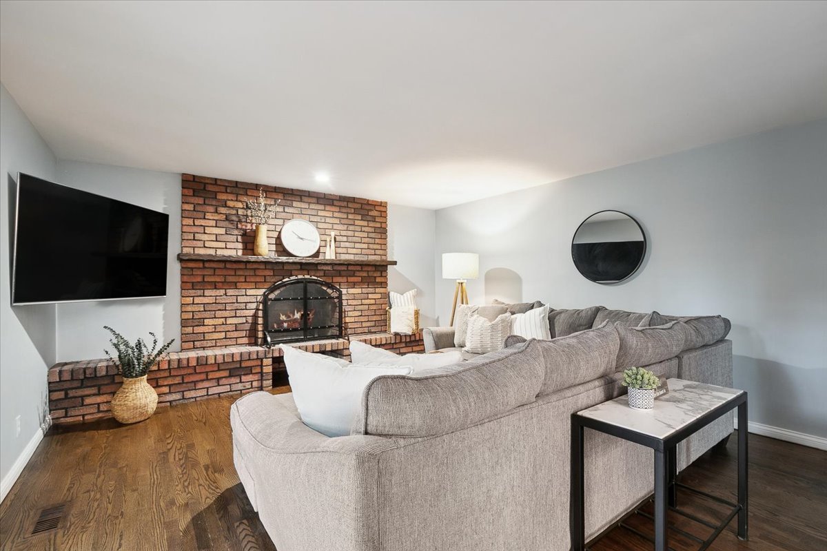 1018 Shari Lane, Libertyville, IL 60048