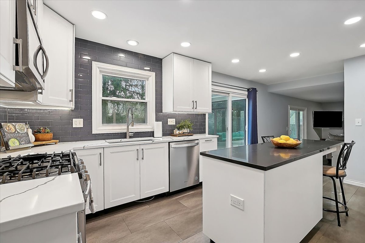 1018 Shari Lane, Libertyville, IL 60048