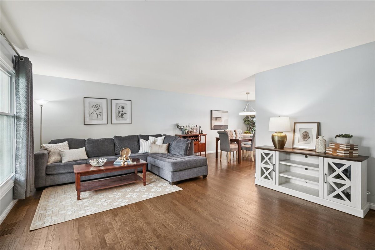 1018 Shari Lane, Libertyville, IL 60048