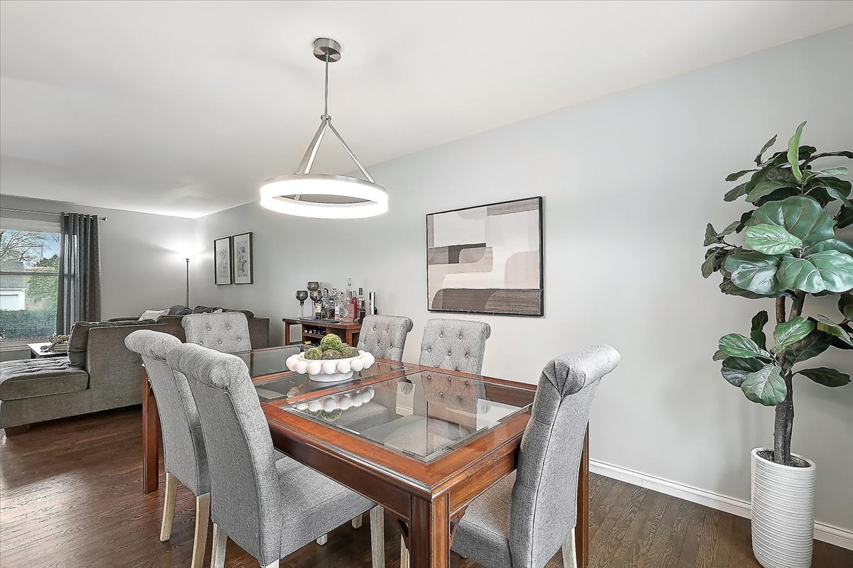 1018 Shari Lane, Libertyville, IL 60048