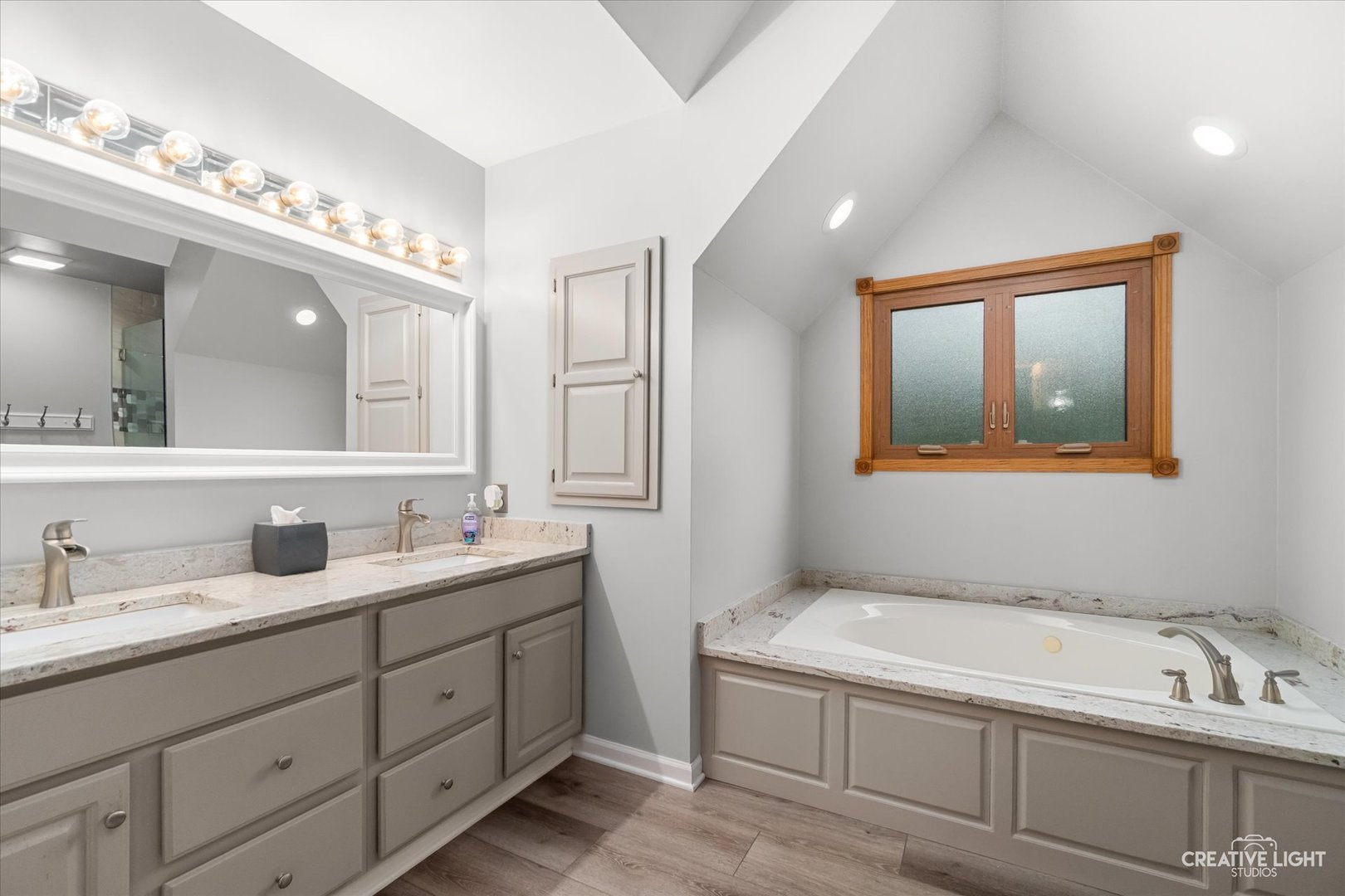 5 W Royal Oaks Drive, Bristol, IL 60512