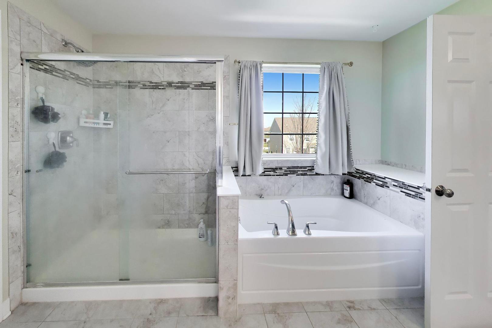 13836 Amelia Drive, Lemont, IL 60439