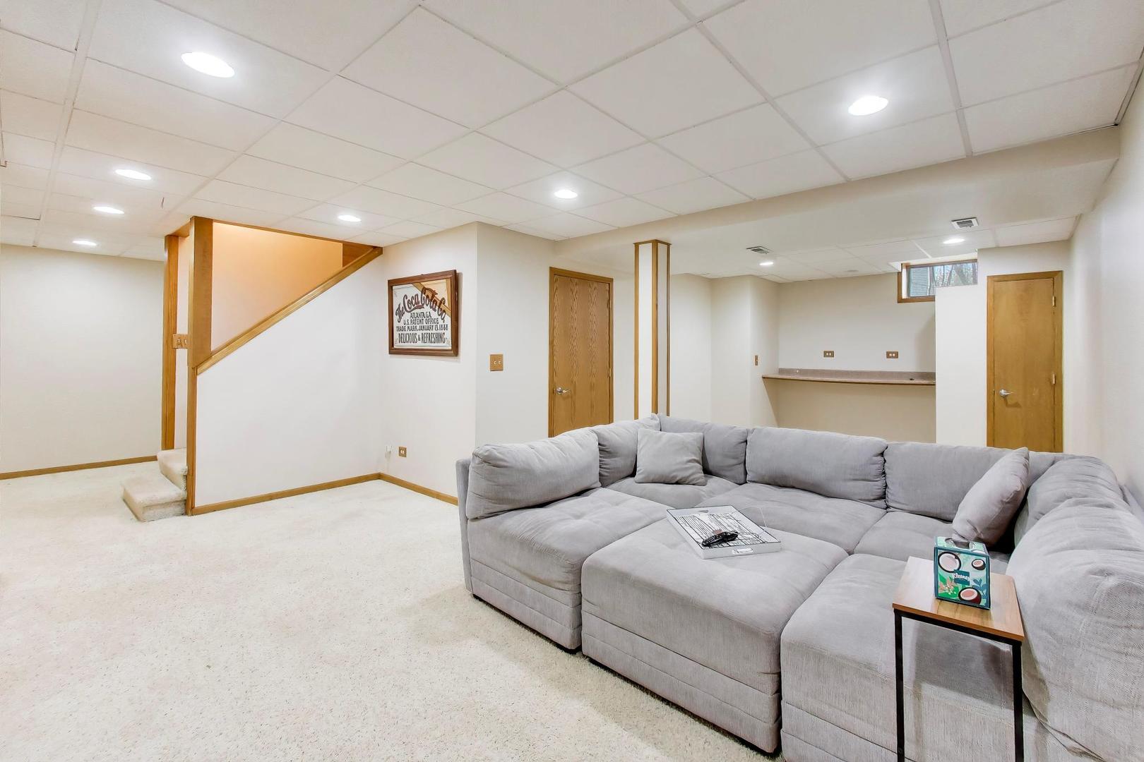 873 Hampton Drive, Carol Stream, IL 60188