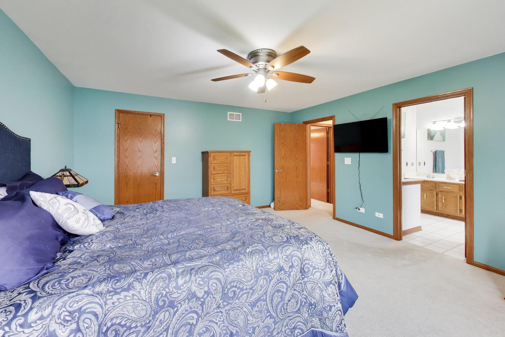 873 Hampton Drive, Carol Stream, IL 60188