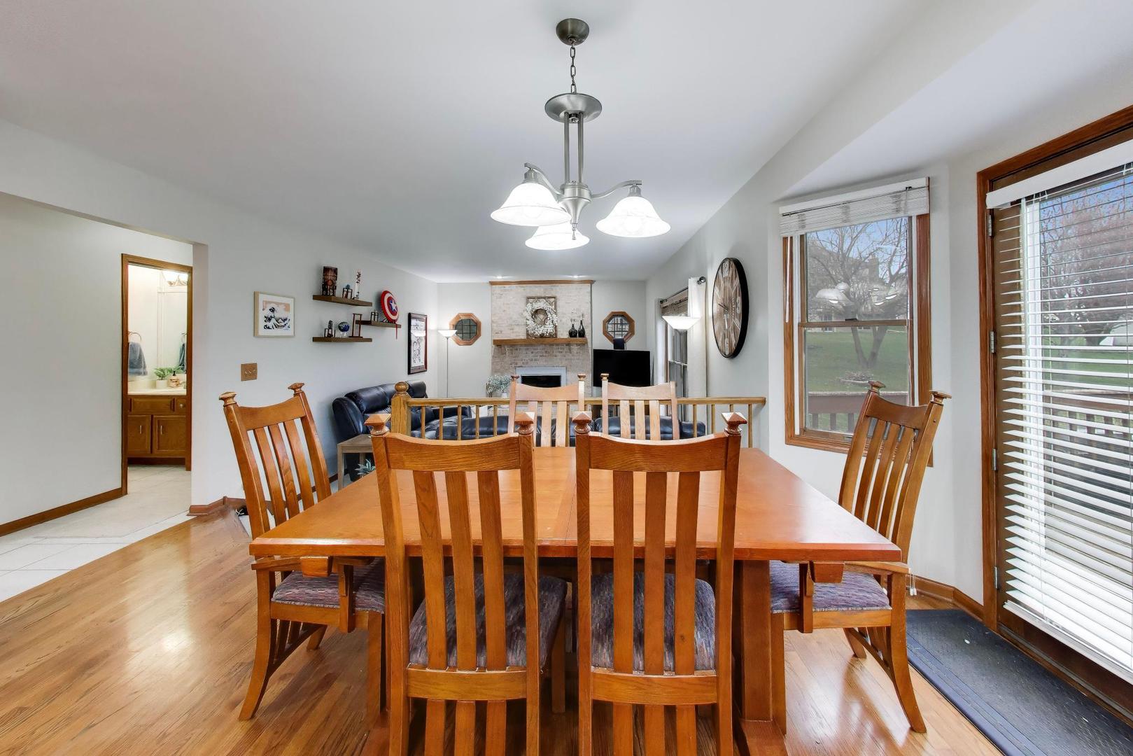 873 Hampton Drive, Carol Stream, IL 60188