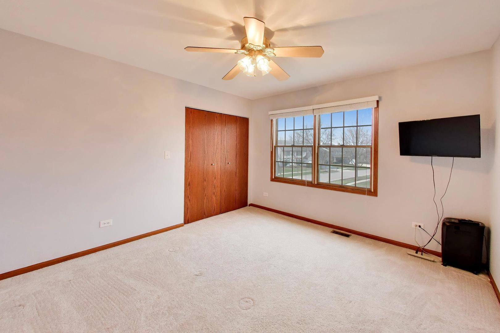 873 Hampton Drive, Carol Stream, IL 60188