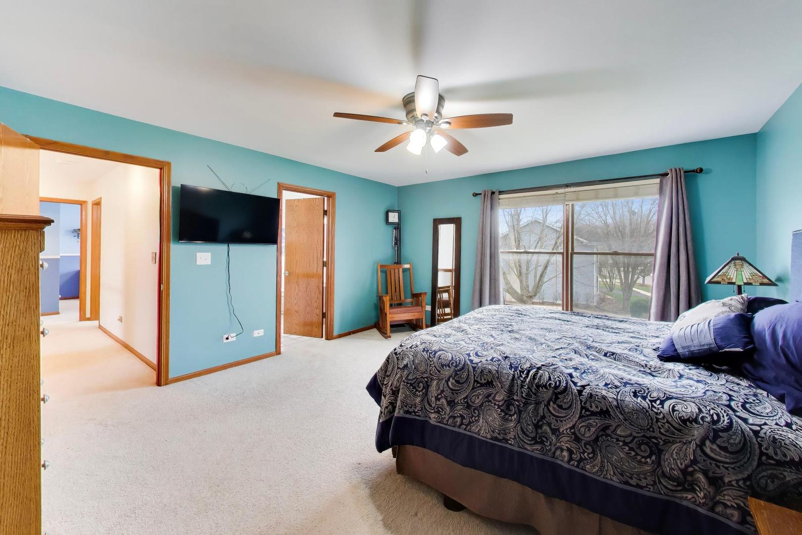 873 Hampton Drive, Carol Stream, IL 60188