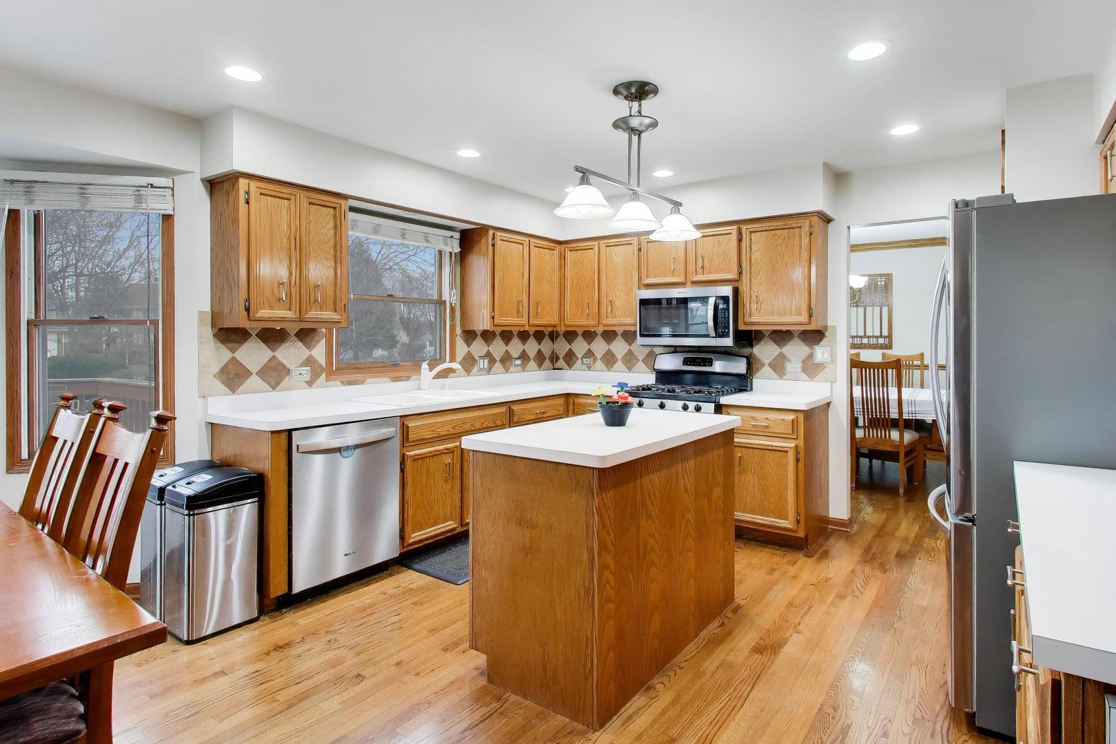 873 Hampton Drive, Carol Stream, IL 60188