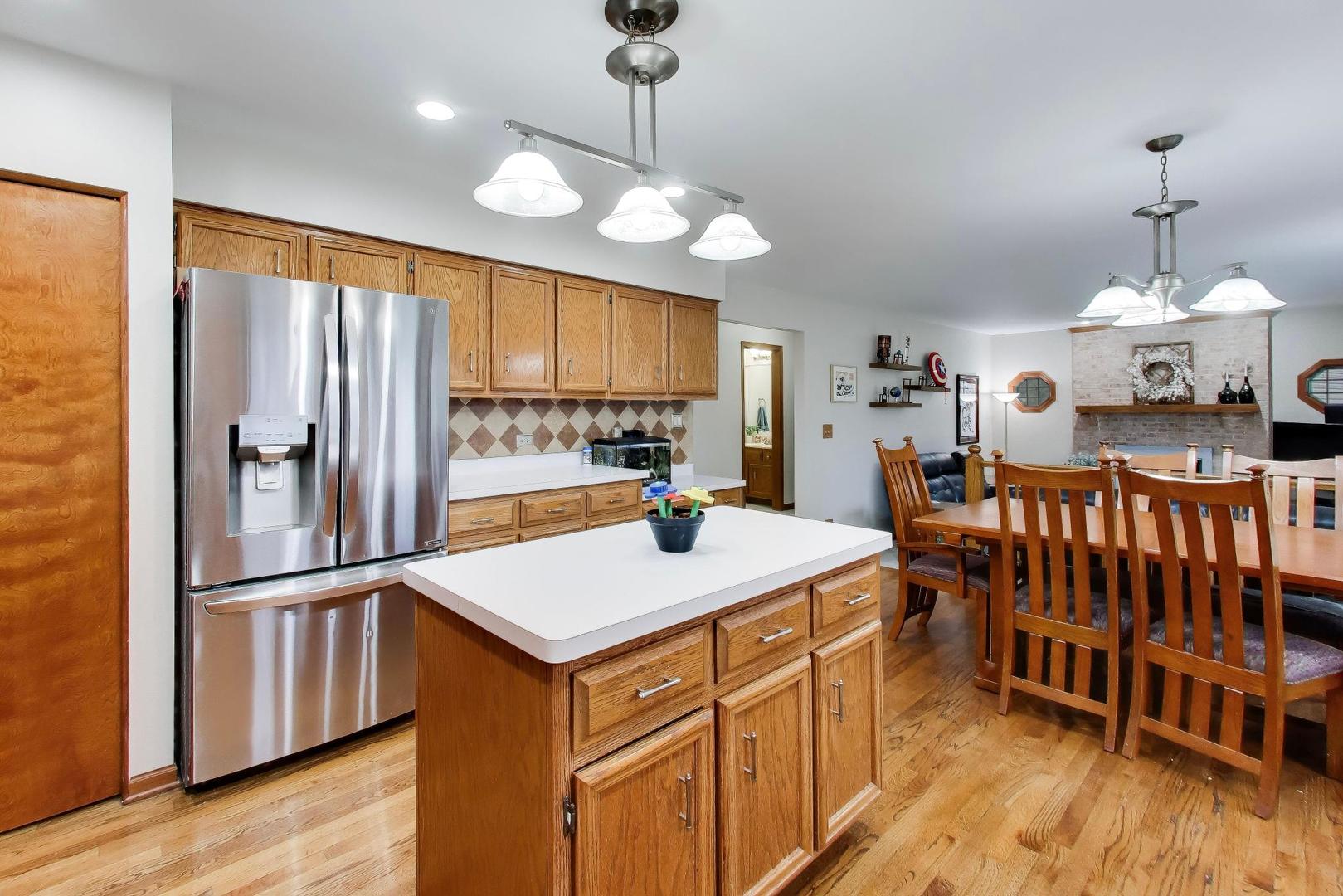 873 Hampton Drive, Carol Stream, IL 60188