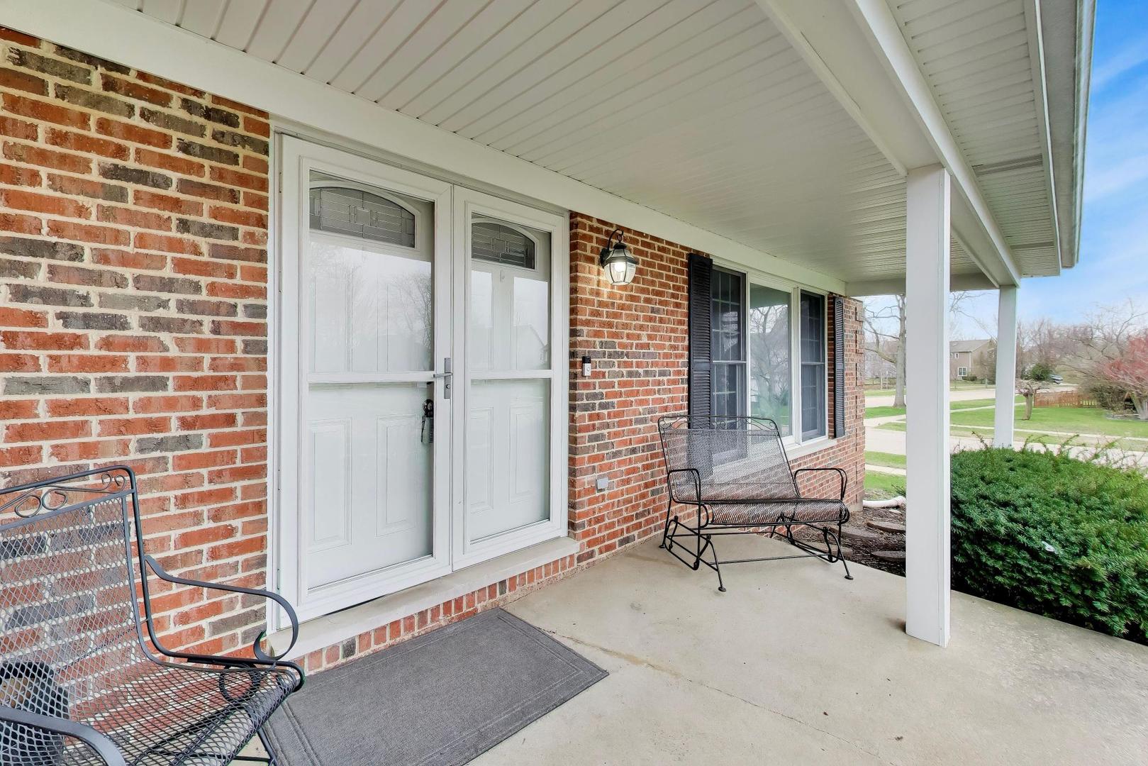 873 Hampton Drive, Carol Stream, IL 60188