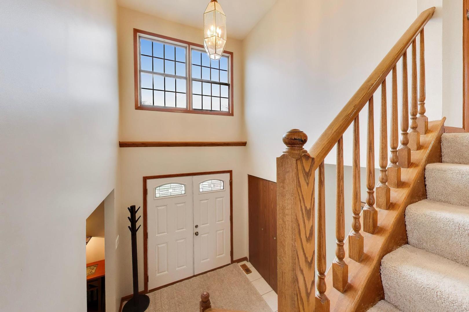 873 Hampton Drive, Carol Stream, IL 60188