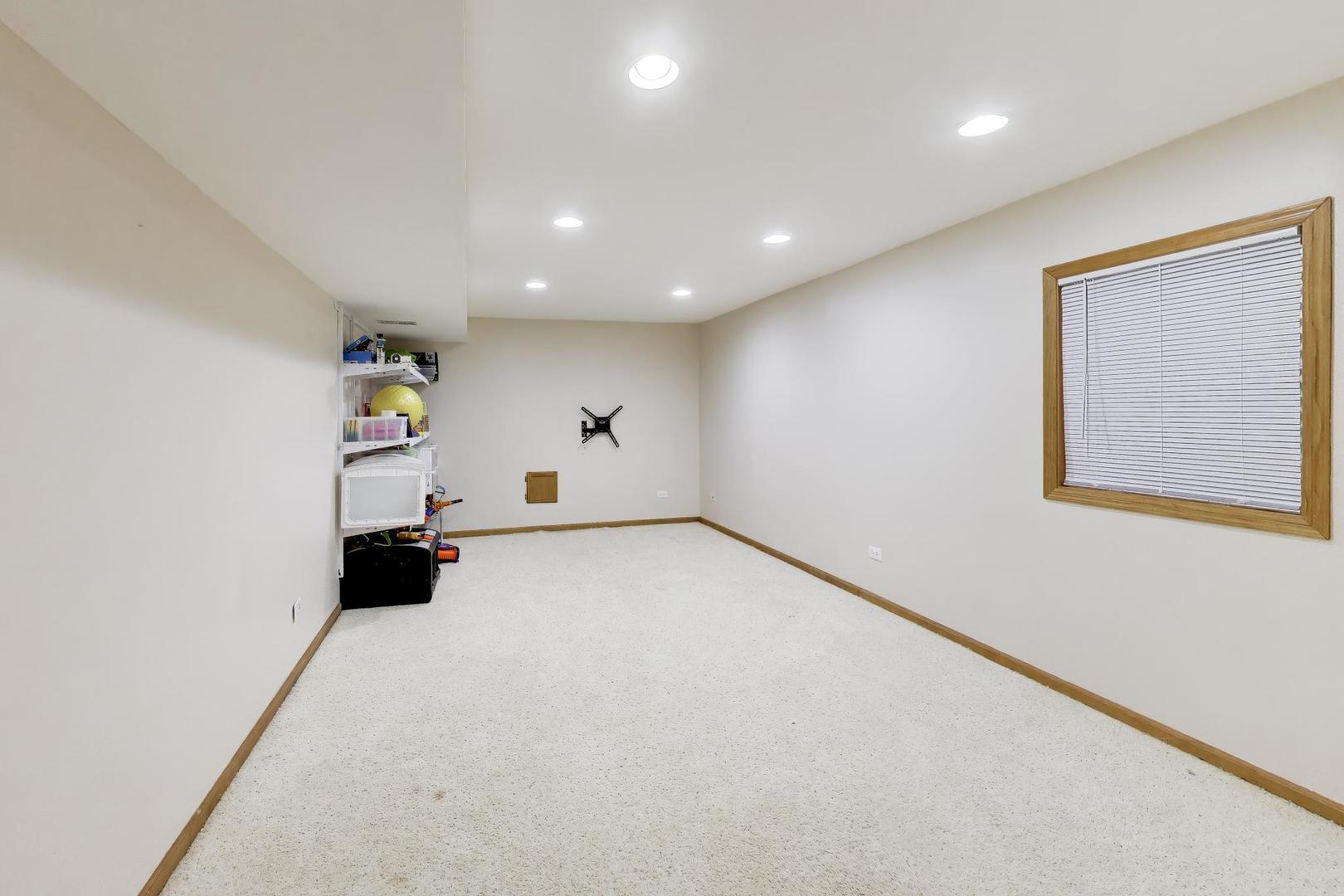 873 Hampton Drive, Carol Stream, IL 60188