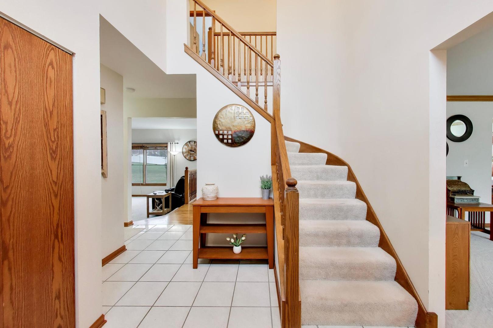 873 Hampton Drive, Carol Stream, IL 60188