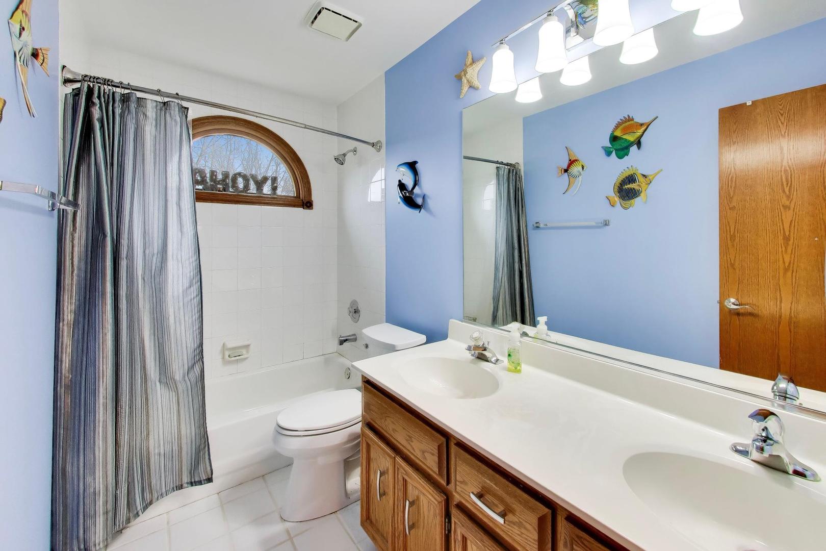 873 Hampton Drive, Carol Stream, IL 60188