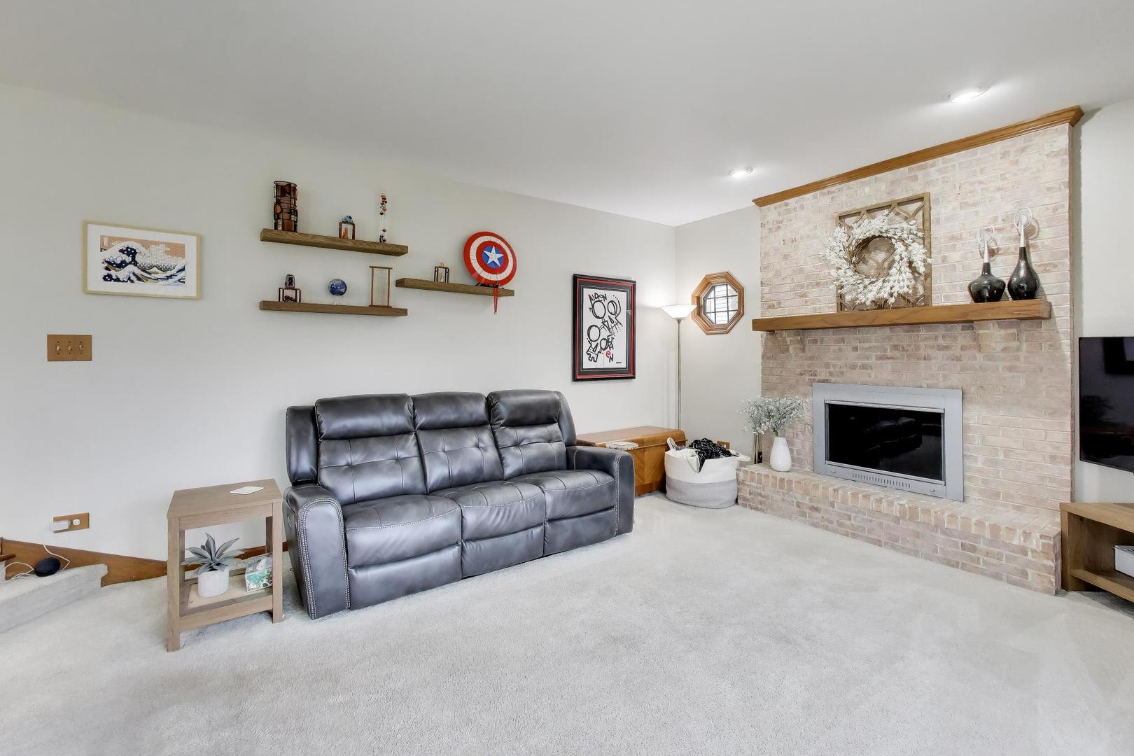 873 Hampton Drive, Carol Stream, IL 60188