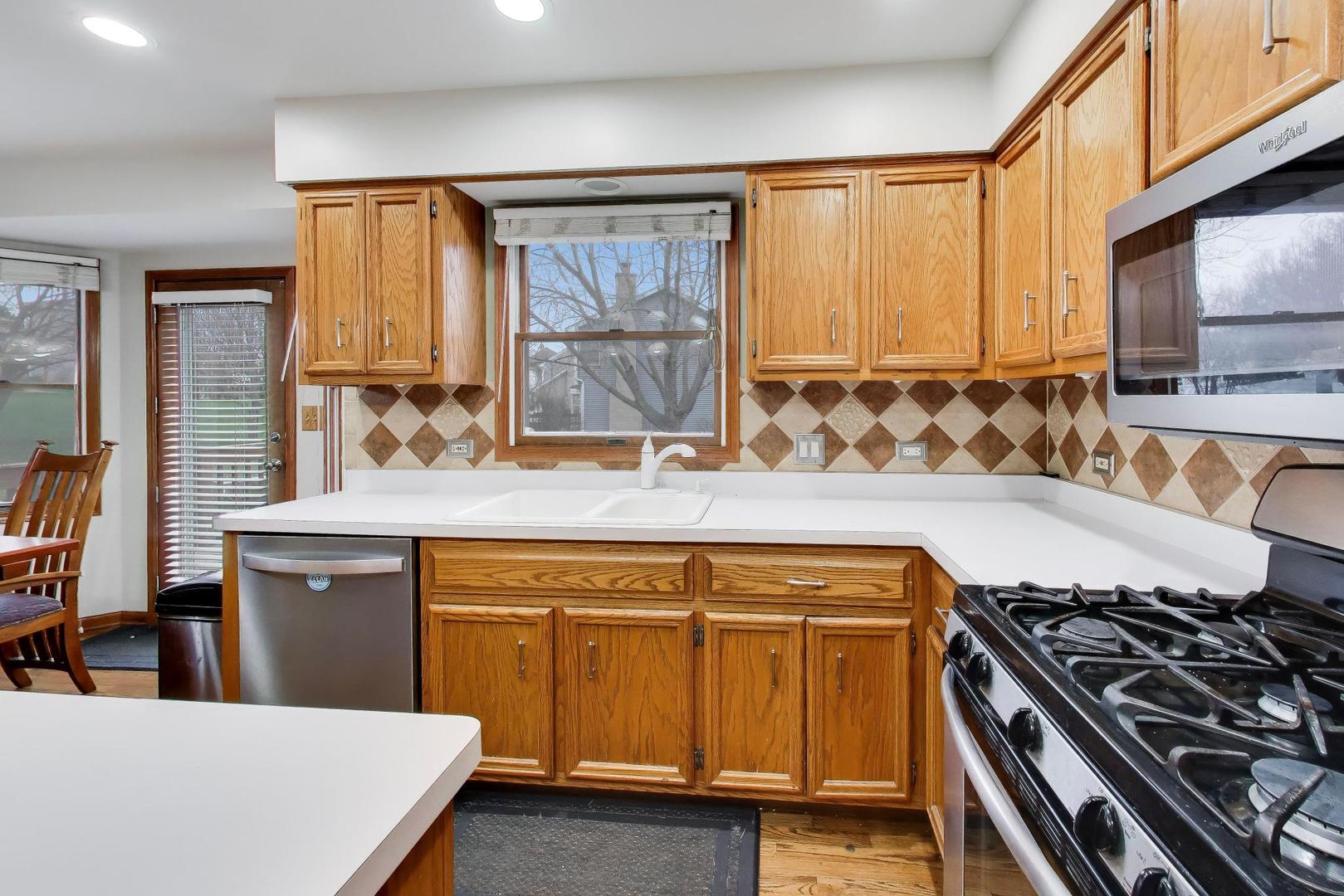 873 Hampton Drive, Carol Stream, IL 60188