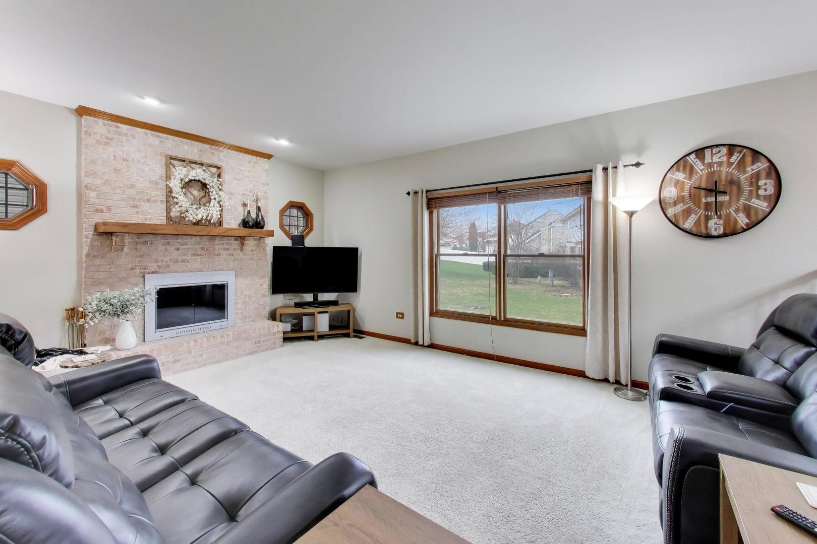 873 Hampton Drive, Carol Stream, IL 60188