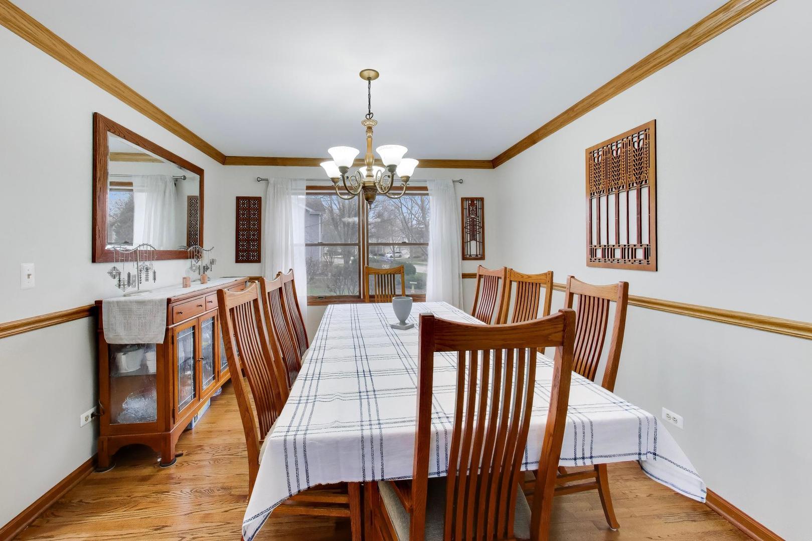 873 Hampton Drive, Carol Stream, IL 60188