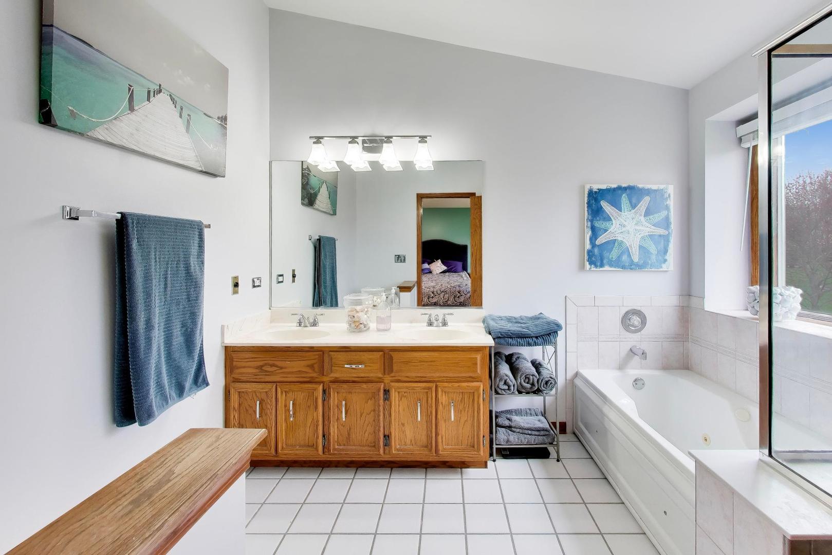 873 Hampton Drive, Carol Stream, IL 60188